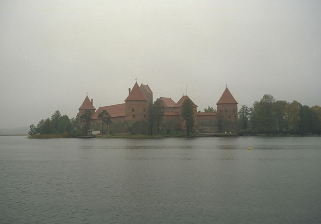 リトアニア　朝霧のトラカイ城